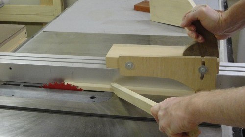 Fence-straddling push jig for thin stock