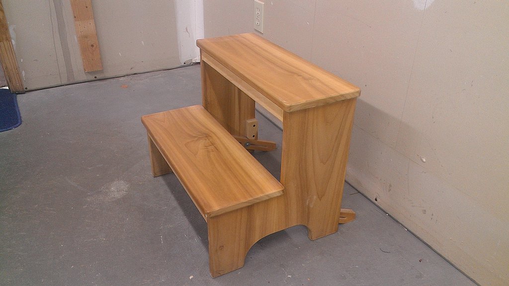 Poplar step stool with anti-tip bars