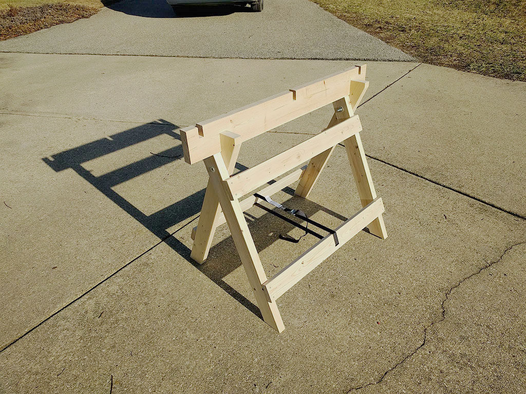 Collapsible saw horse enhances the mobility of the cutting table